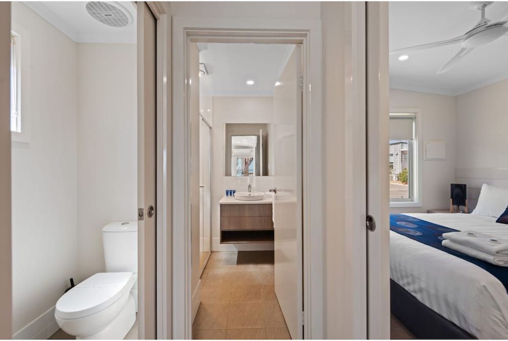 Discovery Parks - Lake Bonney Deluxe 2 Bedroom Cabin - Sleeps 6 5