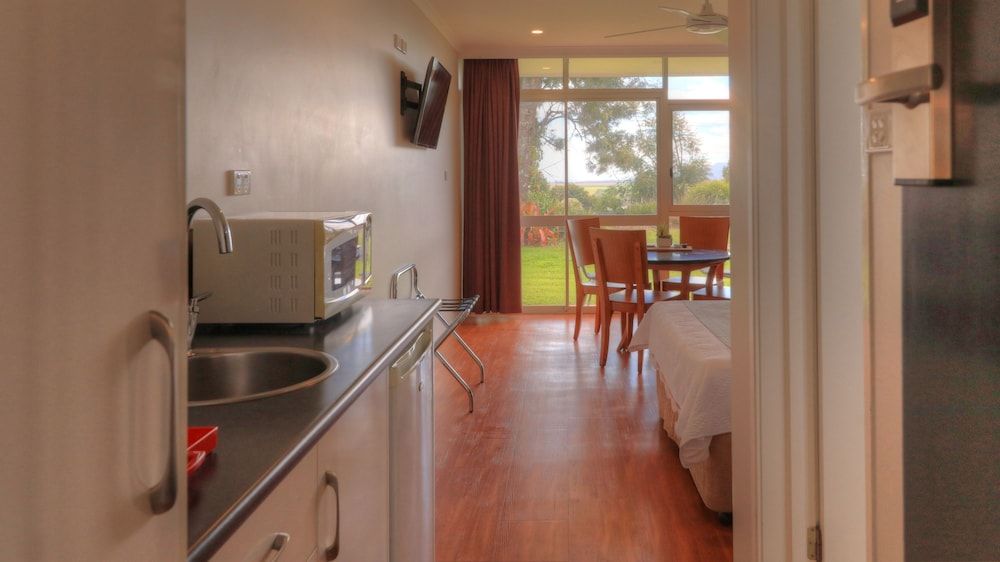 Atherton Motel Deluxe Room