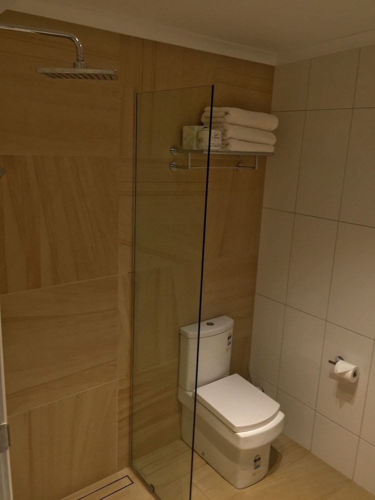 Atherton Motel Deluxe Room 4