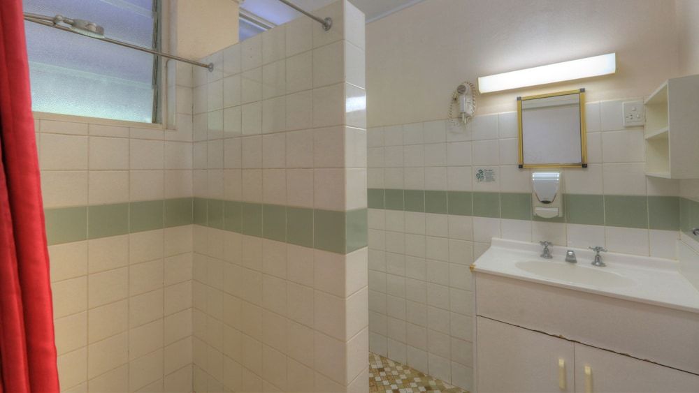 Atherton Motel Standard Room 4