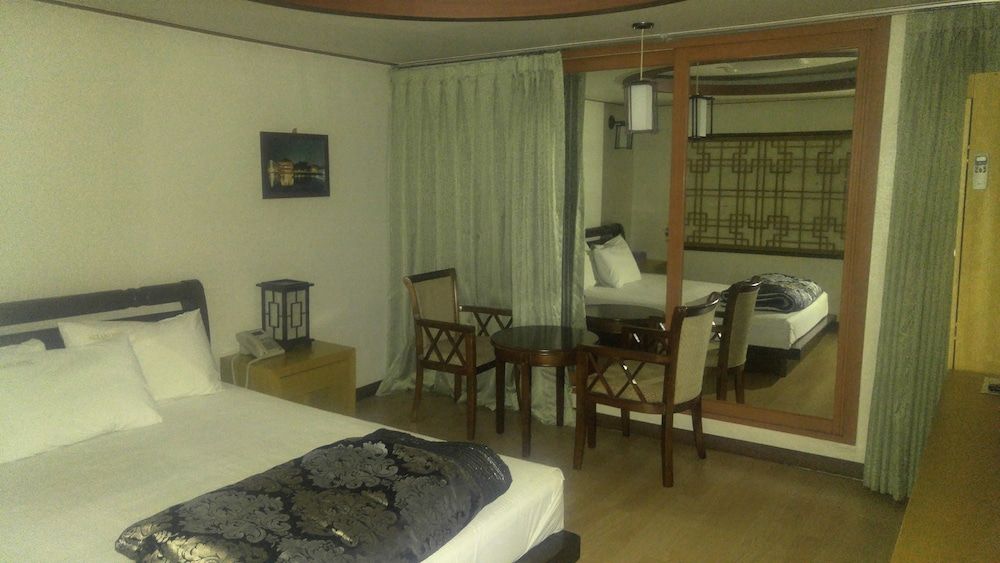 Arirang Hotel Standard Double Room 4