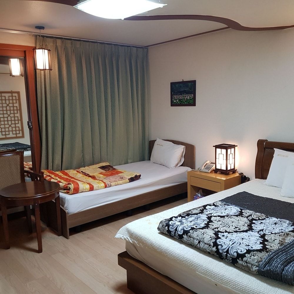 Arirang Hotel Standard Twin Room