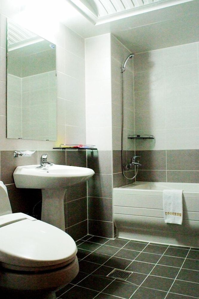 Arirang Hotel Standard Twin Room 4