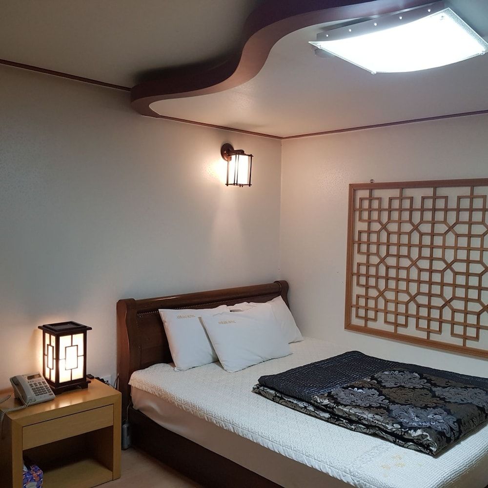Arirang Hotel Standard Double Room 3