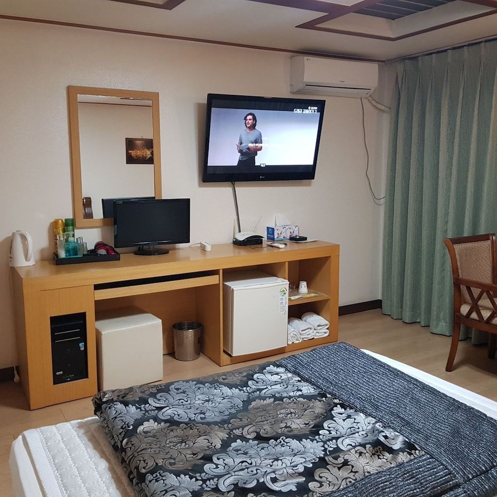 Arirang Hotel Standard Double Room 10