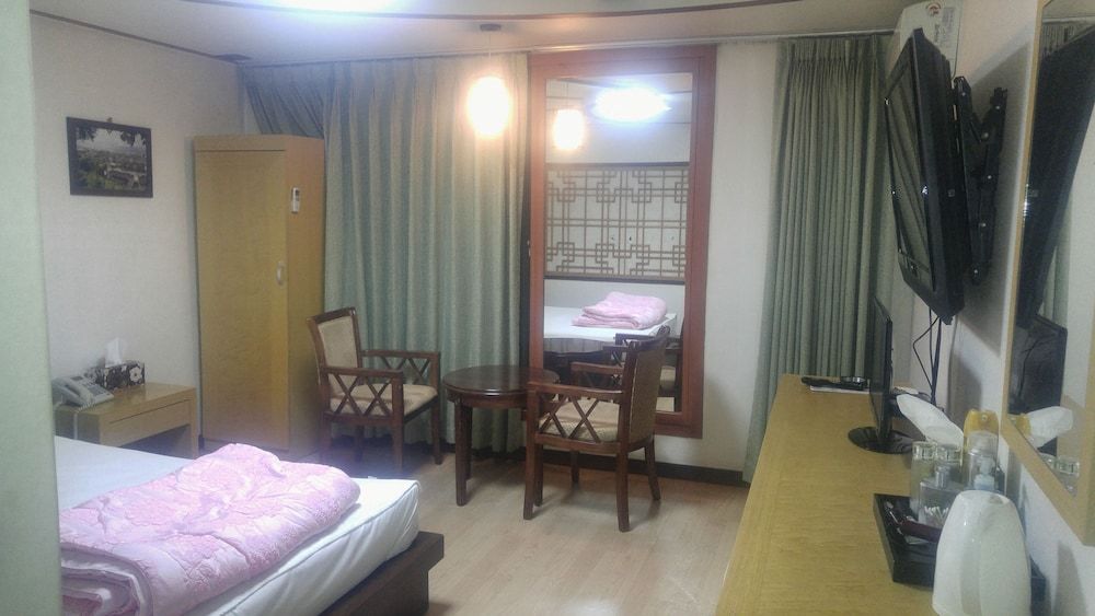 Arirang Hotel Standard Double Room 5