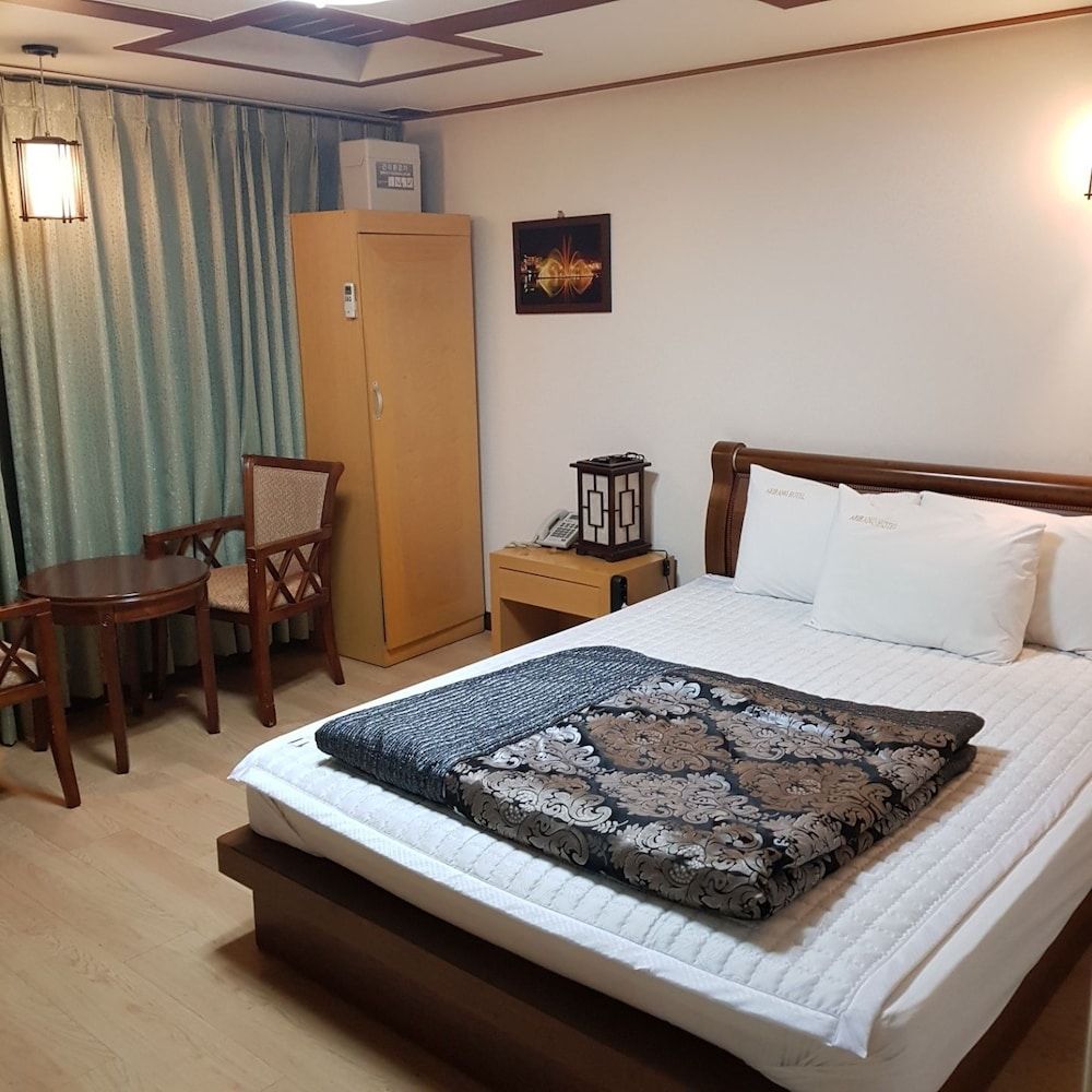Arirang Hotel Standard Double Room 2
