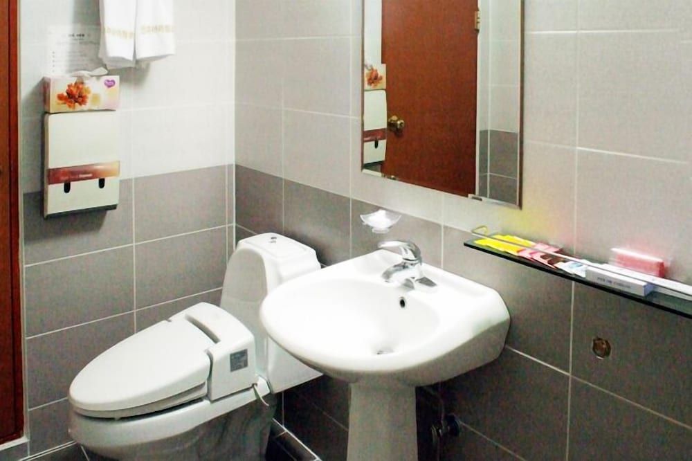 Arirang Hotel Standard Twin Room 5