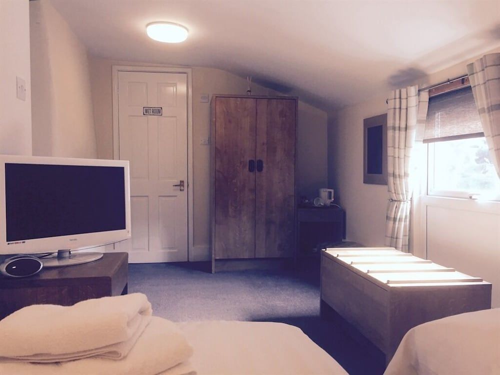 The Globe Inn Twin Room, Ensuite 3