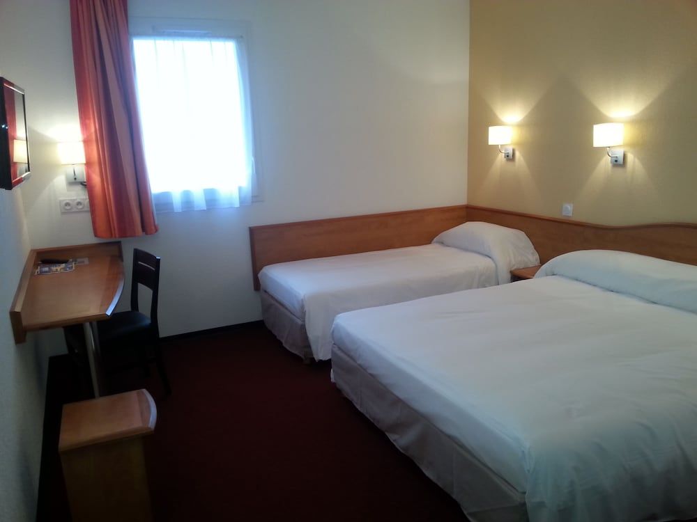 Brit Hotel Confort Villeneuve Sur Lot Triple Room