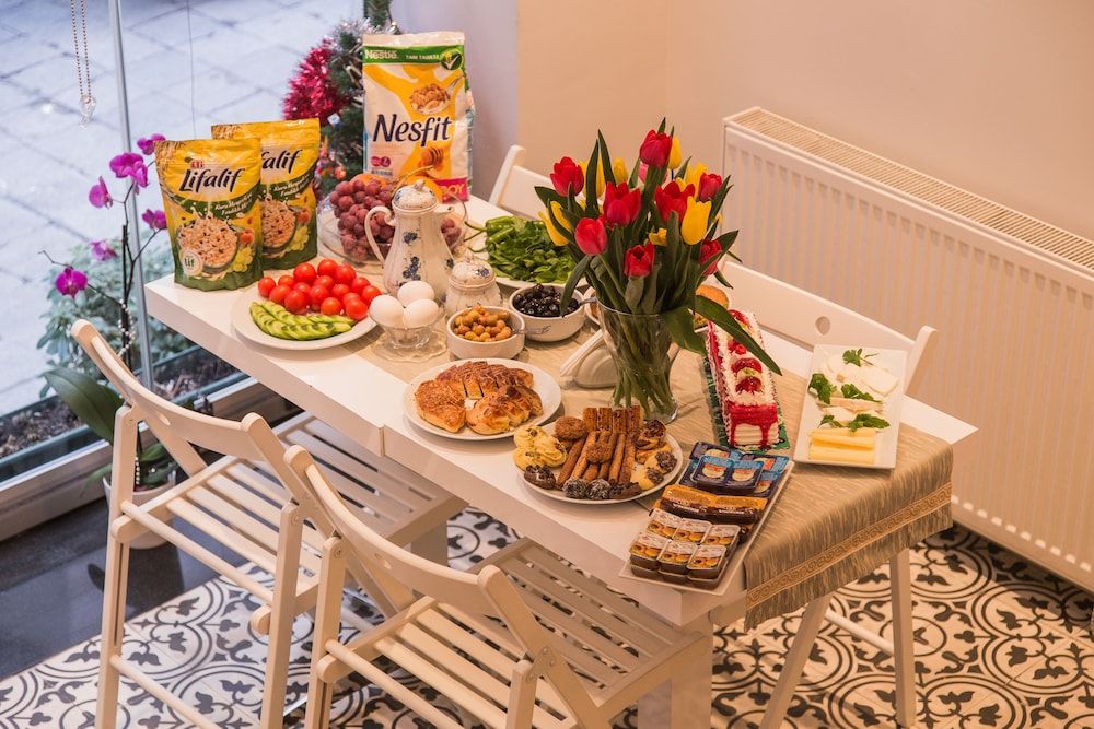 undefined The House of Tulpan 7