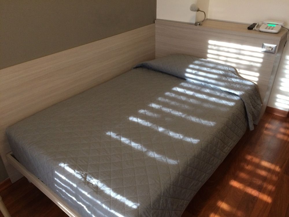 Twelve Hotel Single Room, 1 Large Twin Bed 2