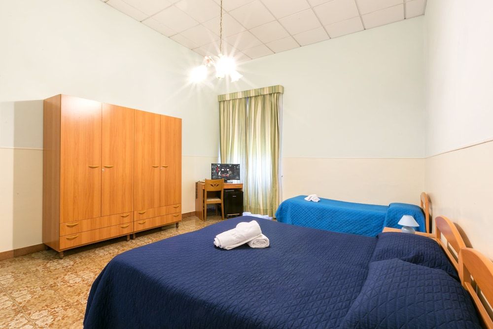 Sisters Hostel Triple Room, Private Bathroom 2