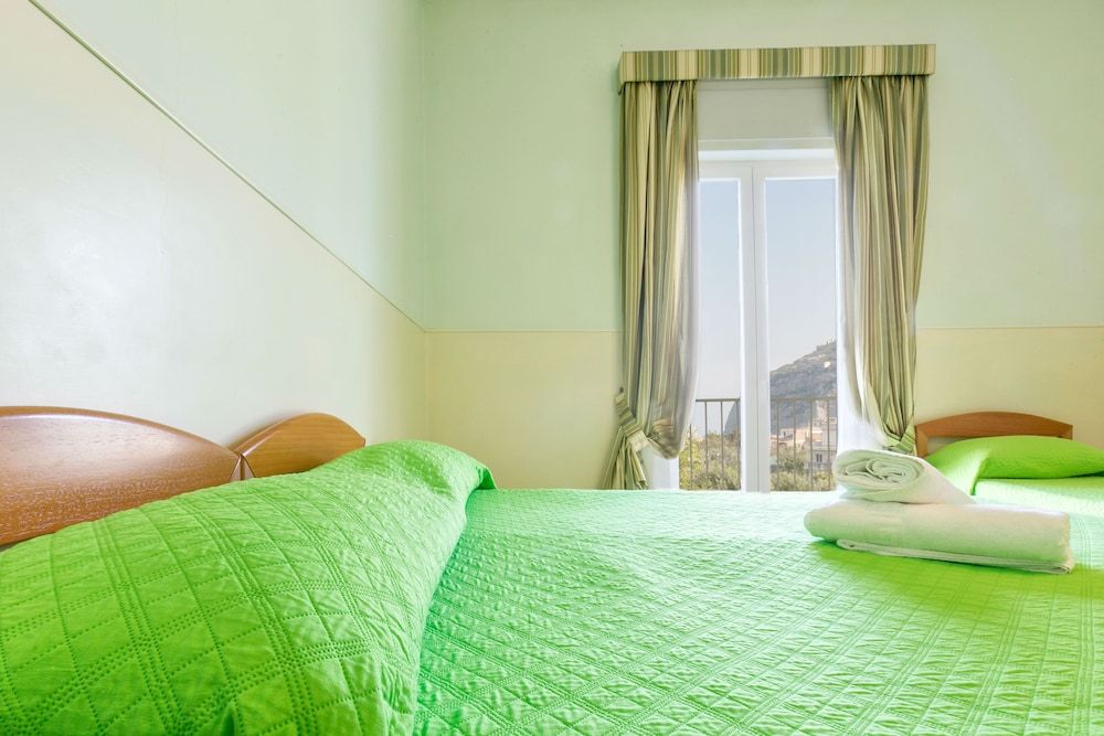 Sisters Hostel Triple Room, Sea View 3