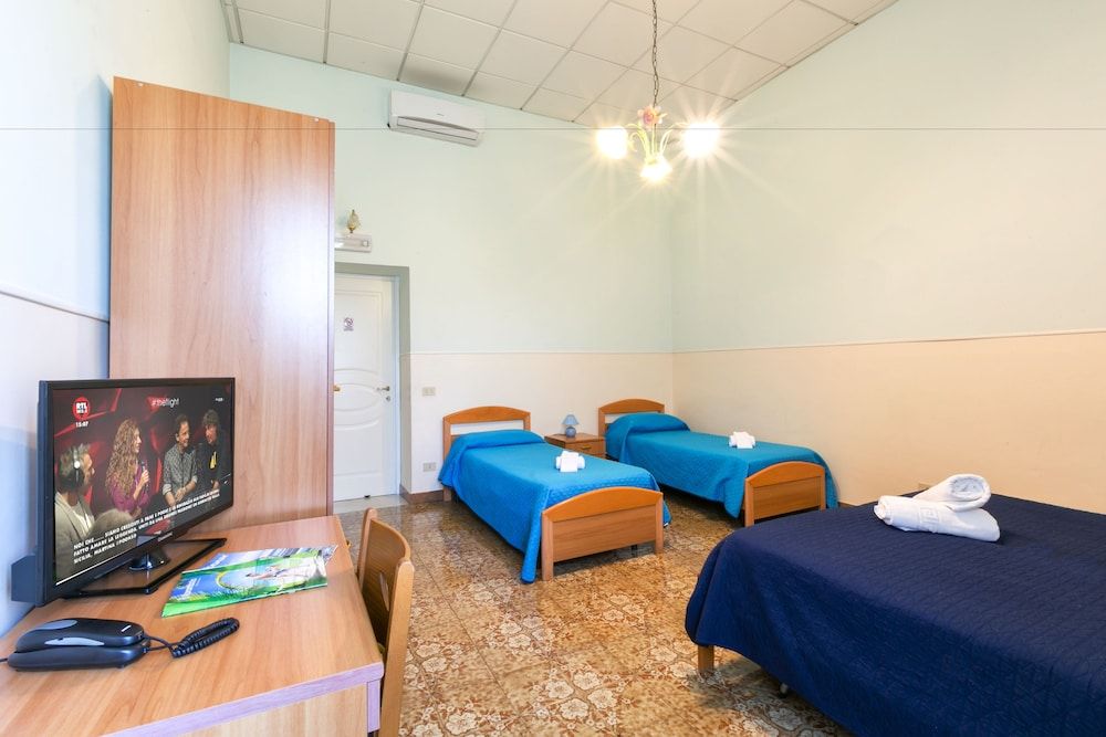 Sisters Hostel Quadruple Room, Private Bathroom 3