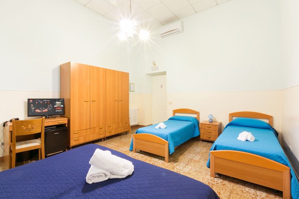 Sisters Hostel Quadruple Room, Private Bathroom