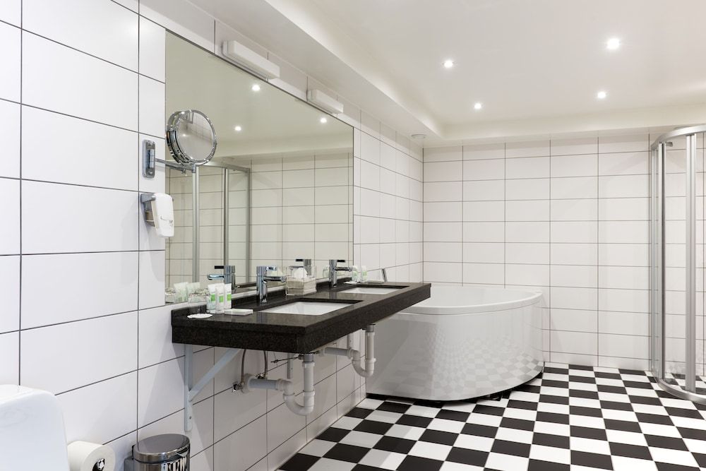 Quality Hotel Grand Boras Deluxe Room, Non Smoking (2 Single Beds and Sofa Bed) 3