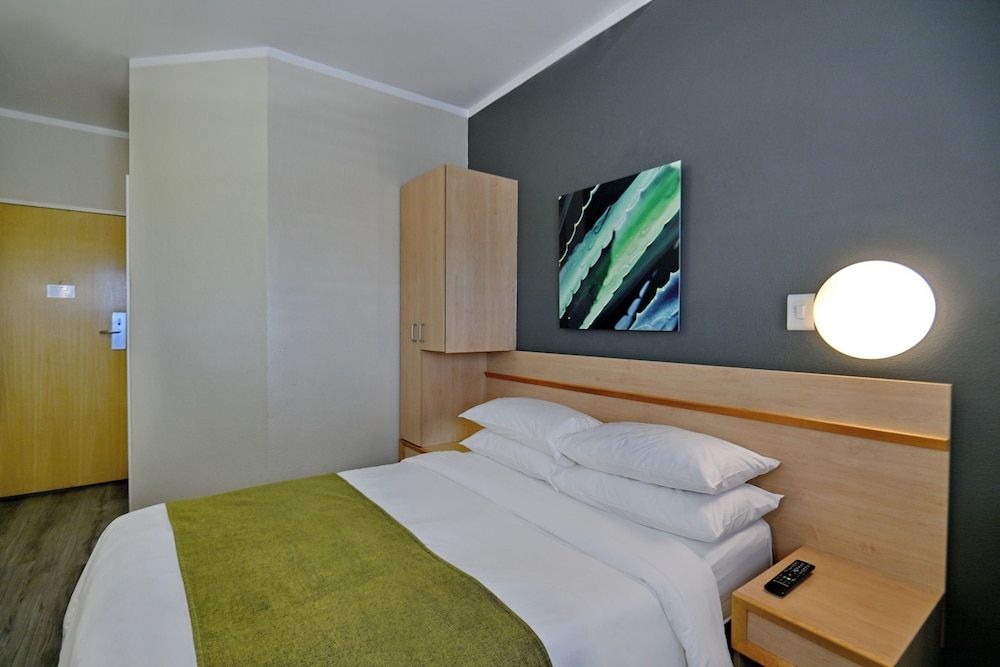 Road Lodge Southgate Double Room, Non Smoking 2