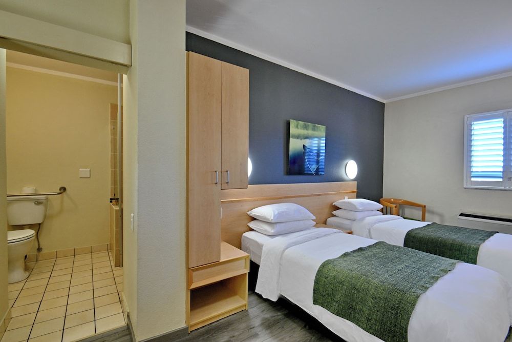 Road Lodge Southgate Twin Room, Accessible, Non Smoking 2