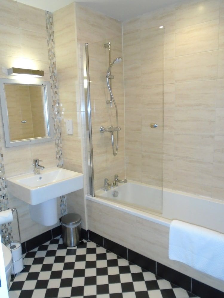 The County Hotel Standard Suite, Ensuite 3