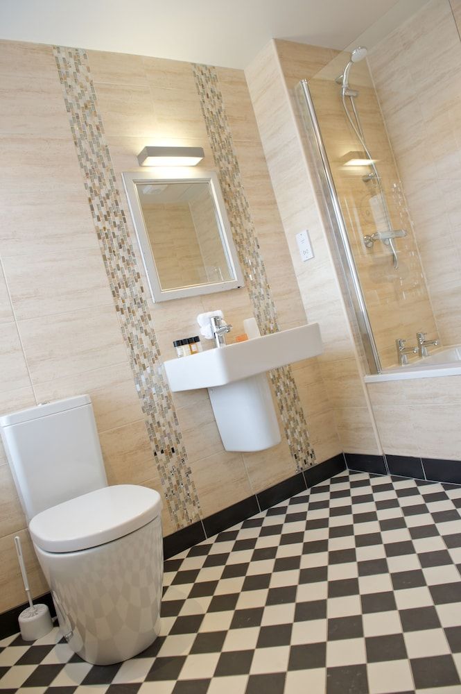 The County Hotel Standard Double Room, Ensuite 7