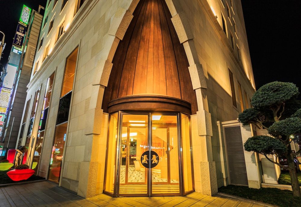 undefined Hotel Leo 8