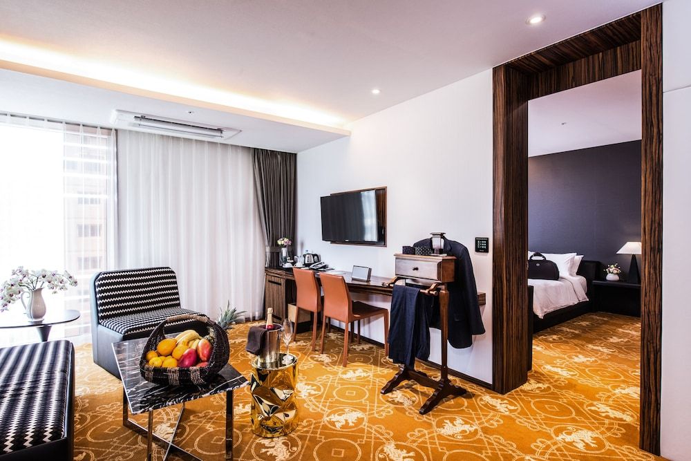 undefined Hotel Leo 4