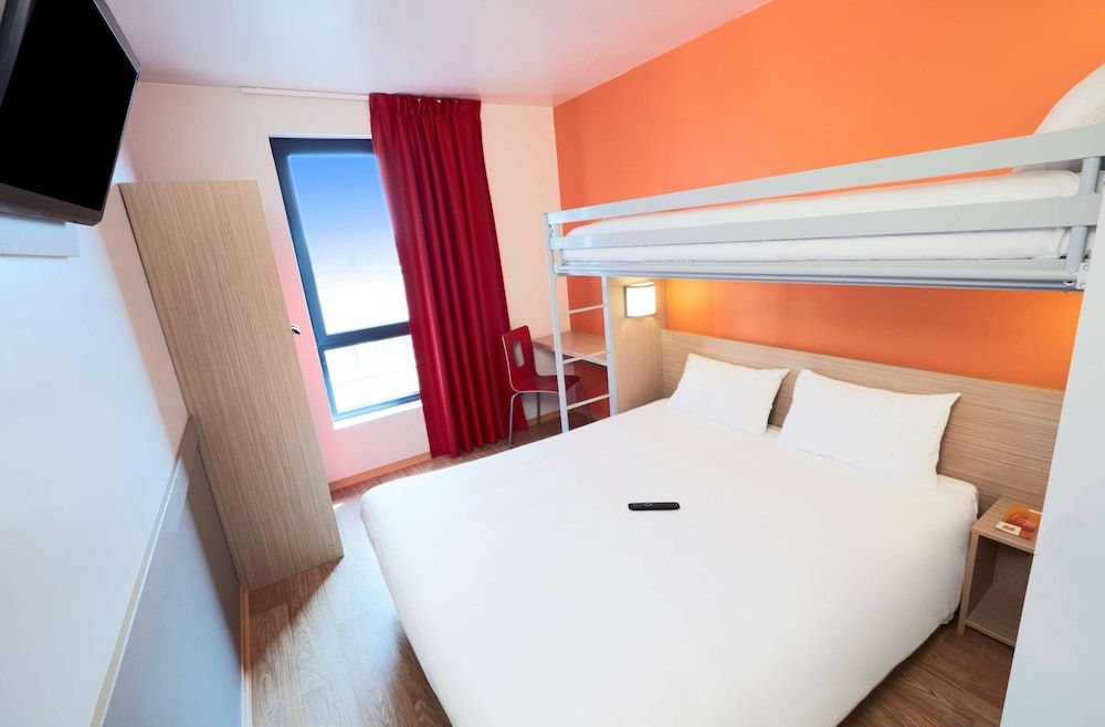 Hôtel Première Classe Thionville Standard Room, Multiple Beds (One Double Bed and One Single Bed) 3