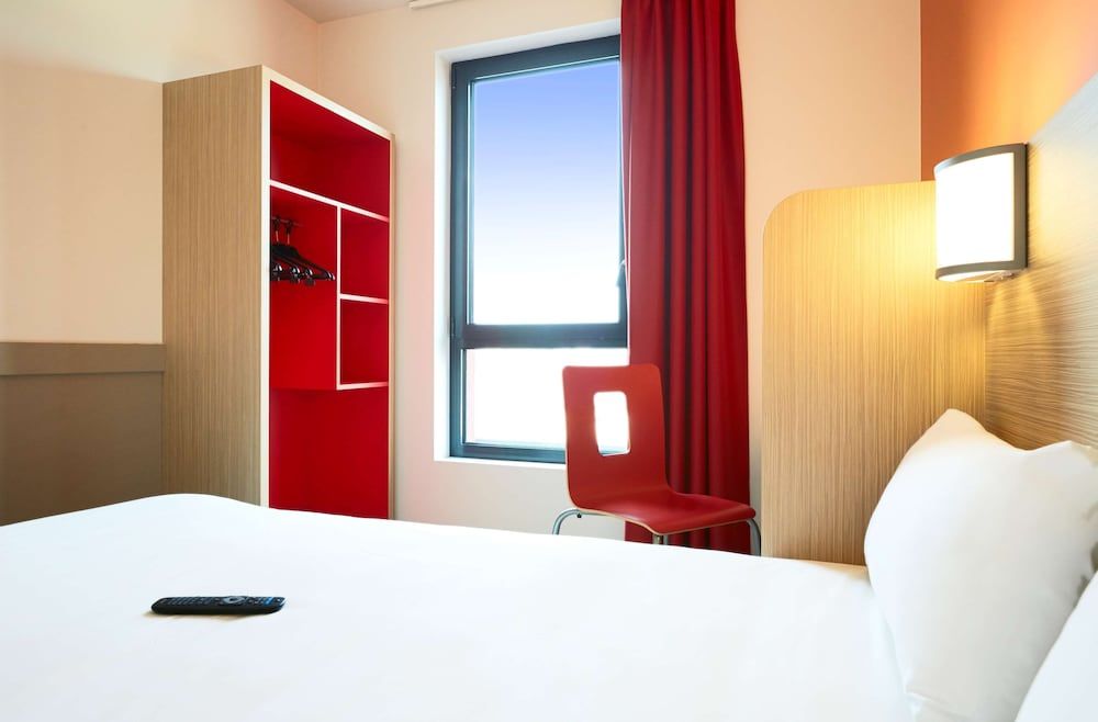 Hôtel Première Classe Thionville Standard Room, Multiple Beds (One Double Bed and One Single Bed) 6