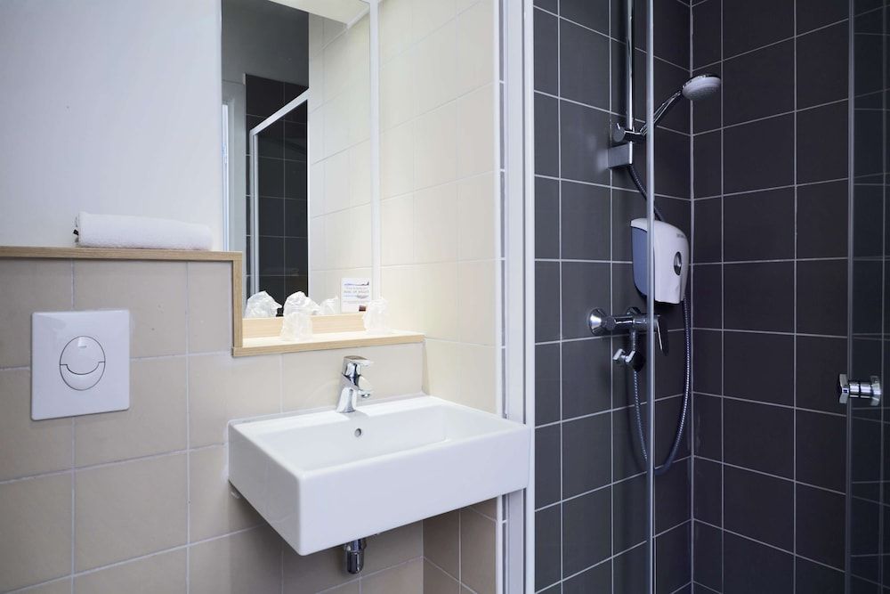 Hôtel Première Classe Thionville Standard Room, Multiple Beds (One Double Bed and One Single Bed) 5