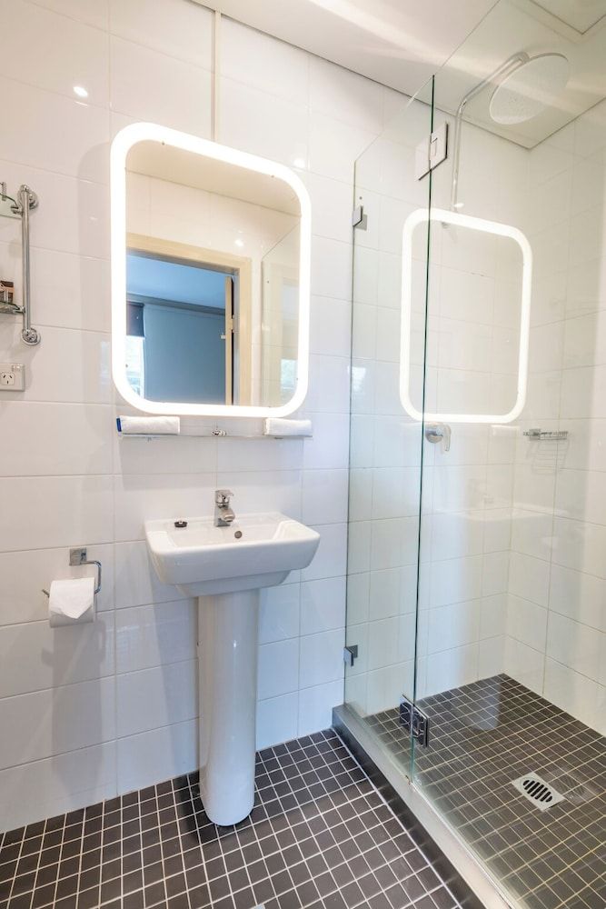 Vulcan Hotel Sydney Superior Room, 1 King Bed 3