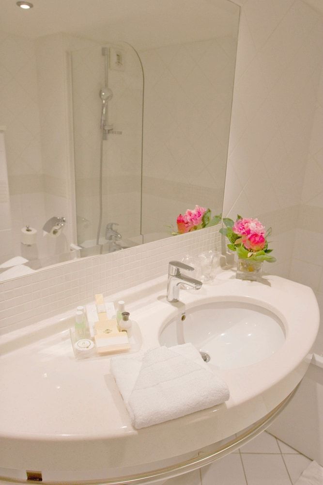 Hôtel Caumartin Opéra – Astotel Standard Room with Twin beds - Free soft minibar, courtesy tray, Chromecast - Digital press 4