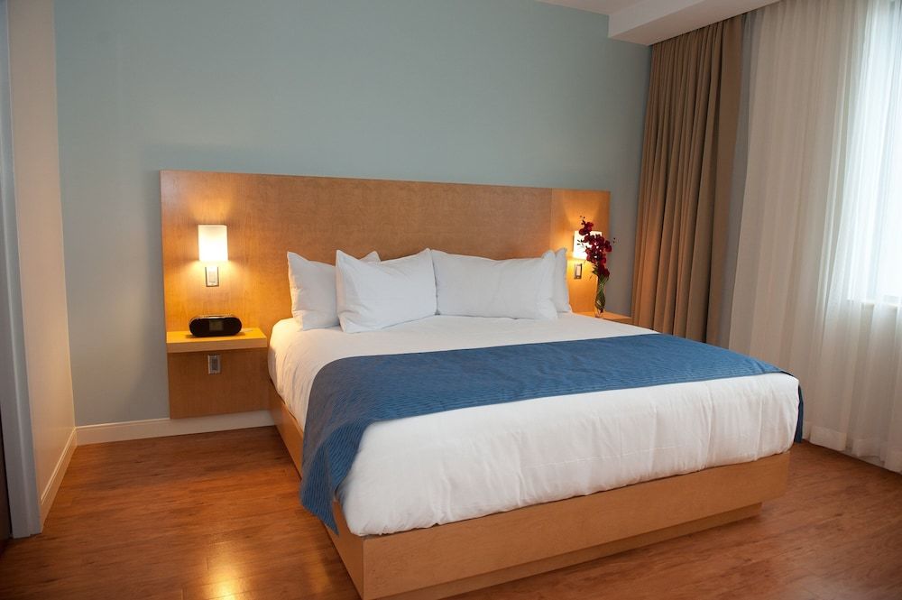 The Holman Grand Hotel Signature Suite, 1 Bedroom, Jetted Tub 2