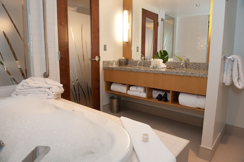 The Holman Grand Hotel Signature Suite, 1 Bedroom, Jetted Tub 4