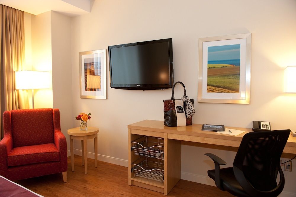 The Holman Grand Hotel Standard Room, 2 Queen Beds 9