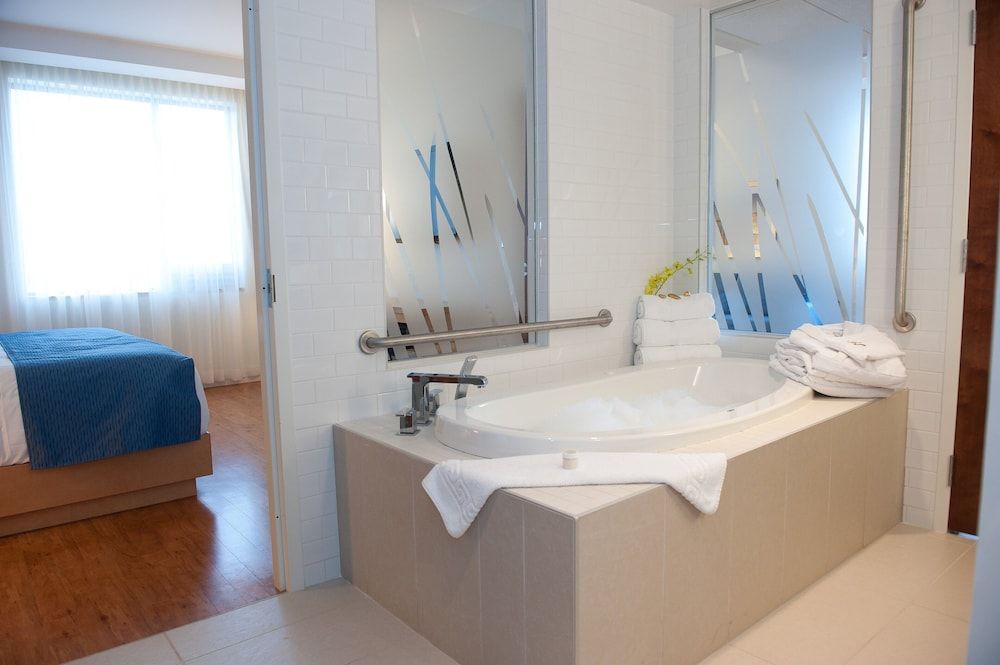 The Holman Grand Hotel Signature Suite, 1 Bedroom, Jetted Tub 6