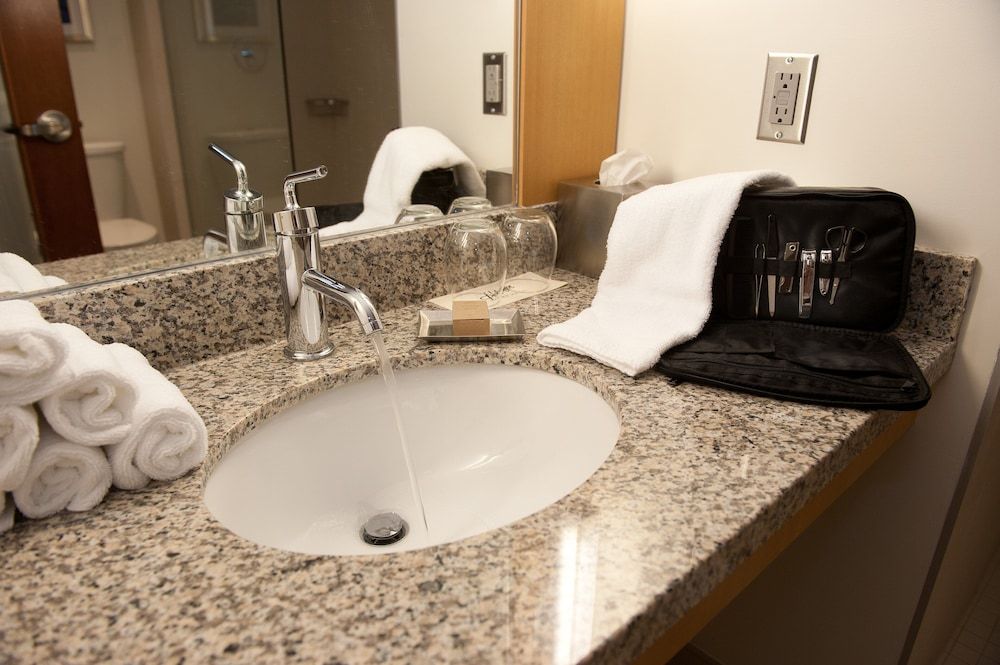 The Holman Grand Hotel Standard Room, 2 Queen Beds 8