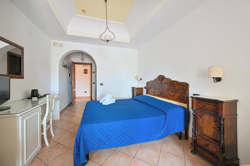Villa Tara Classic Double Room, Ensuite, Garden View 11