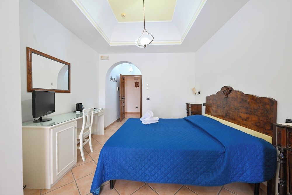 Villa Tara Classic Double Room, Ensuite, Garden View 12