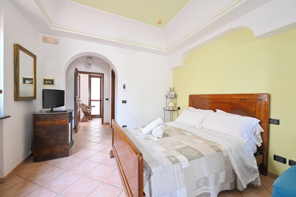 Villa Tara Classic Double Room, Ensuite, Garden View 8
