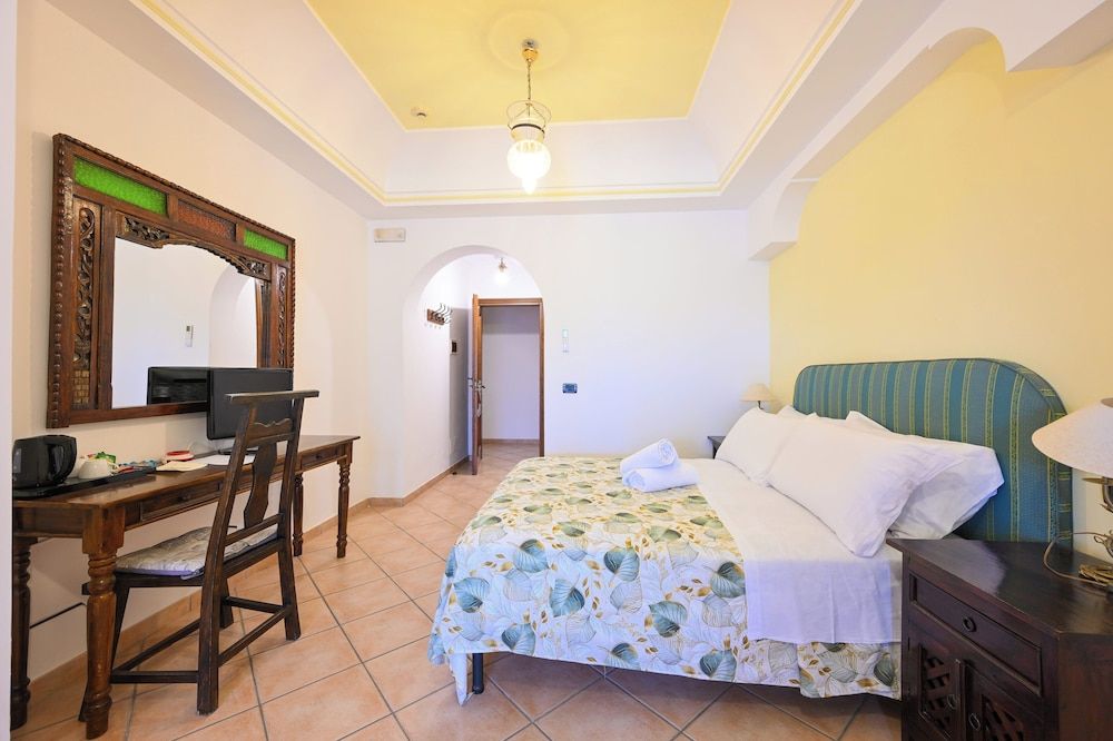 Villa Tara Classic Double Room, Ensuite, Garden View 3