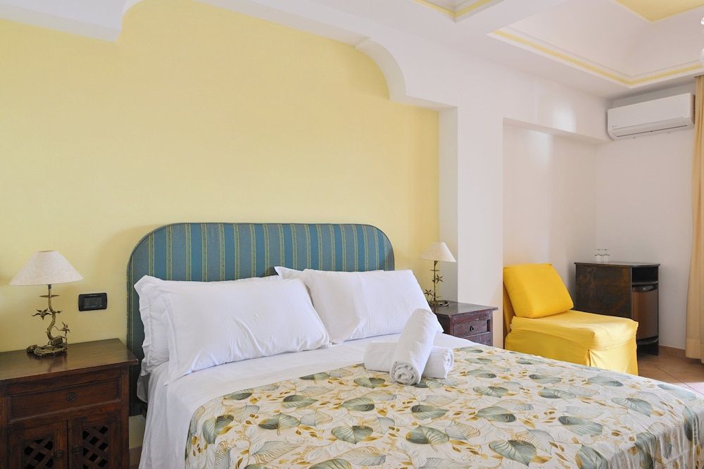 Villa Tara Classic Double Room, Ensuite, Garden View 16