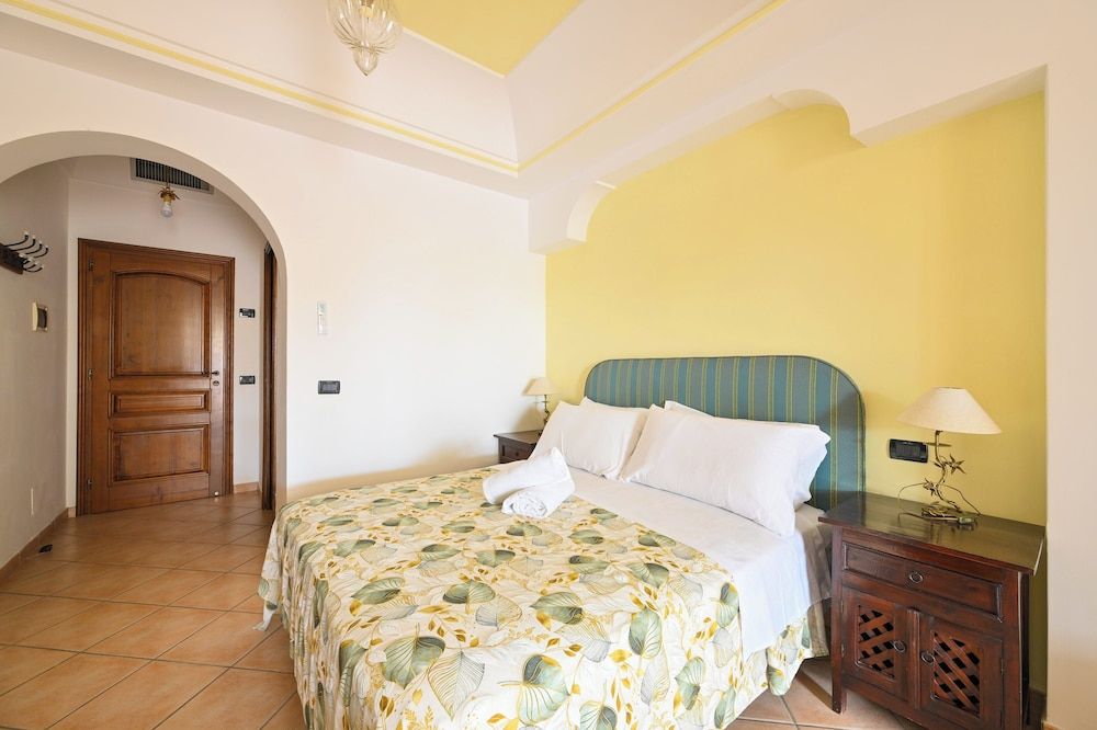 Villa Tara Classic Double Room, Ensuite, Garden View 9