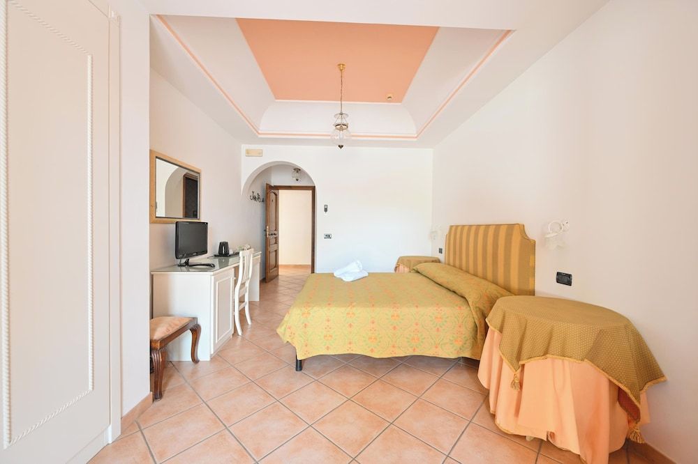 Villa Tara Classic Double Room, Ensuite, Garden View 13