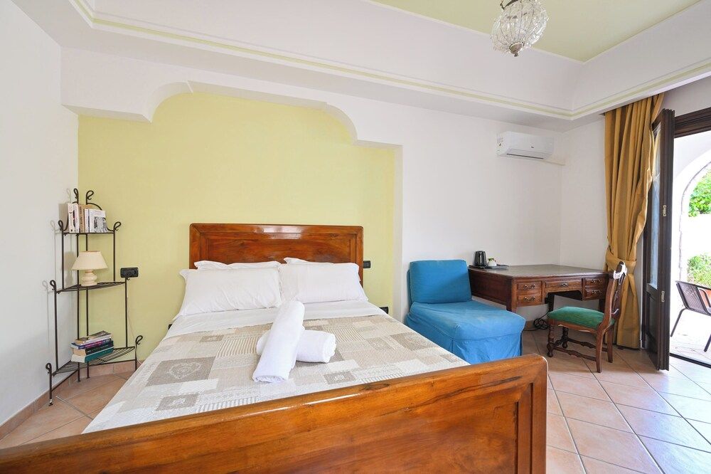 Villa Tara Classic Double Room, Ensuite, Garden View 14