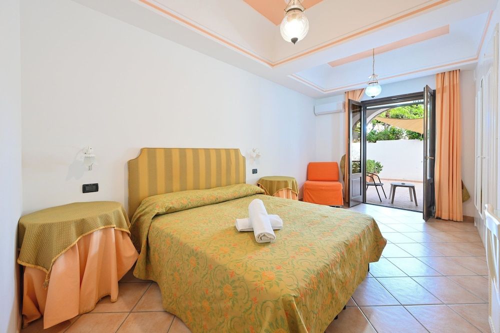Villa Tara Classic Double Room, Ensuite, Garden View 7