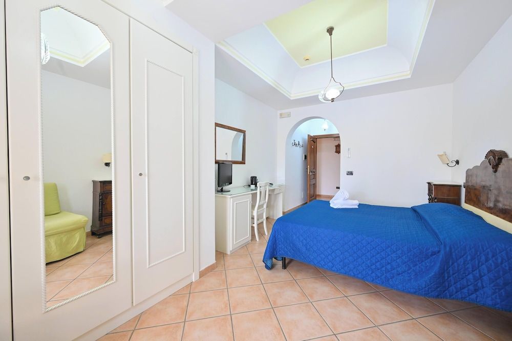 Villa Tara Classic Double Room, Ensuite, Garden View 2