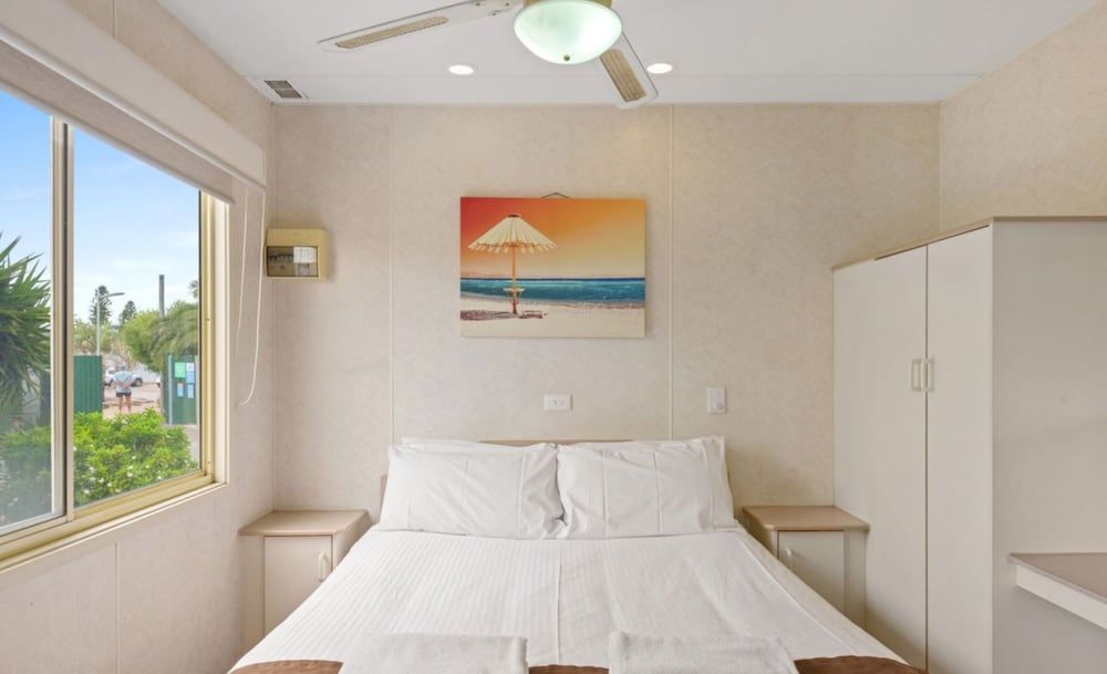 Discovery Parks - Adelaide Beachfront Standard 1 Bedroom Cabin - Pet Friendly