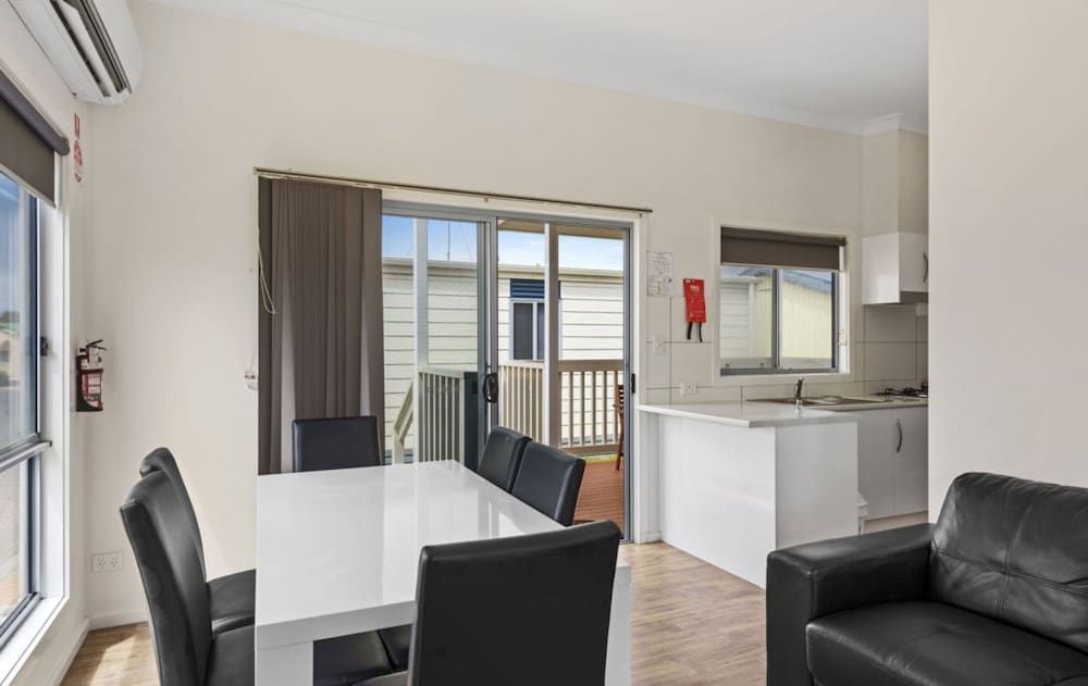 Discovery Parks - Adelaide Beachfront Deluxe 2 Bedroom Cabin - Sleeps 4 6
