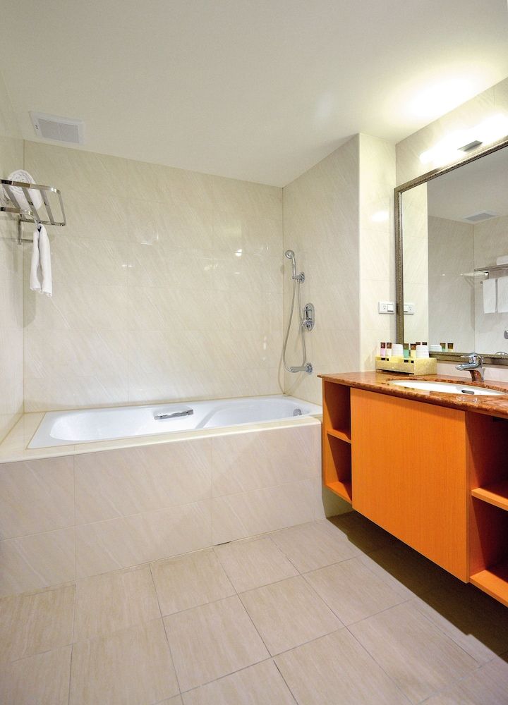 Fuward Hotel Tainan Deluxe Double Room, 1 Queen Bed 4